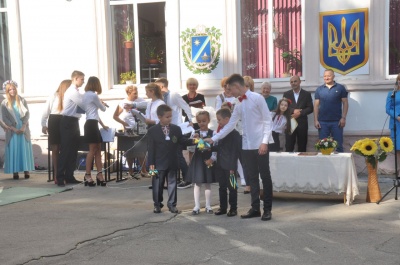 Перший дзвоник в Чернівецькій гімназії: у вишиванках та без виступів чиновників (ФОТО)