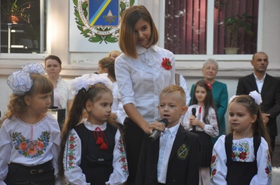 Перший дзвоник в Чернівецькій гімназії: у вишиванках та без виступів чиновників (ФОТО)