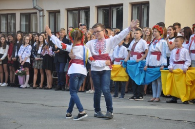 Перший дзвоник в Чернівецькій гімназії: у вишиванках та без виступів чиновників (ФОТО)