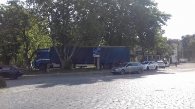 У Чернівцях вантажівка врізалась у дерево - без постраждалих (ФОТО)