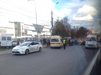 У Чернівцях зітнулись два авто: водій похилого віку перехвилювався