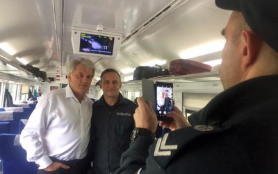 "Ви схожі на президента". Ющенко в електричці пожартував над польським митником, який не впізнав його
