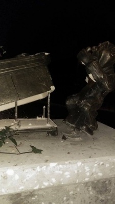 Вандали пошкодили і другу фігуру пам’ятника аптекарю в Чернівцях