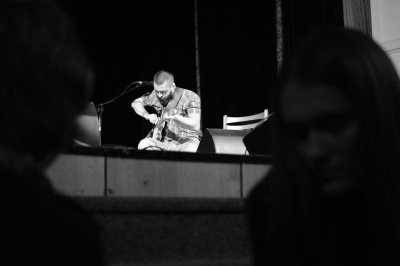 На Meridian Czernowitz Жадан під час концерту запросив людей на сцену (ФОТО)