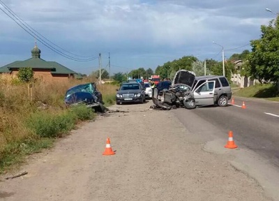 У Чернівцях зіткнулись Range Rover і BMW на «євробляхах»: двох пасажирів із травмами госпіталізували