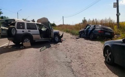 У Чернівцях зіткнулись Range Rover і BMW на «євробляхах»: двох пасажирів із травмами госпіталізували