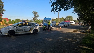 Внаслідок ДТП під Чернівцями травмувалося двоє пасажирів маршрутки, - поліція