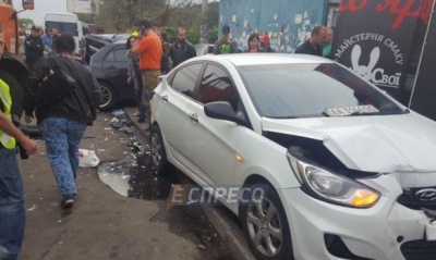 У Києві на Лісовій зіткнулися шість автомобілів, пошкоджено придорожню кав'ярню