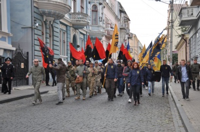 «Наша держава – наші закони»: у Чернівцях активісти закликали румунську нацменшину не спекулювати на мовному питанні (ФОТО)