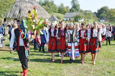 Весілля по-буковинськи: у музеї просто неба фольклорні колективи демонстрували народні звичаї