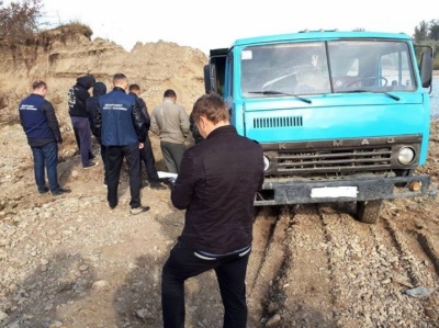 Поліція затримала 9 буковинців, які крали гравій з Прута КамАЗами (ФОТО)
