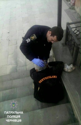 У центрі Чернівців поліція надала домедичну допомогу літньому чоловікові, який впав і побився