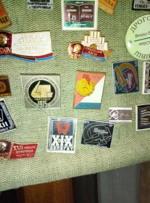 Колекціонер зібрав понад 800 значків і медалей про Чернівці (ФОТО)
