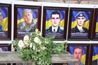 У центрі Чернівців встановили меморіальну дошку загиблим воїнам АТО