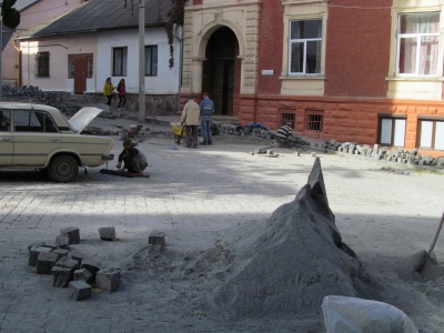 Залишилось докласти кілька бруківок. У Чернівцях завершується ремонт вулиці Богдана Хмельницького