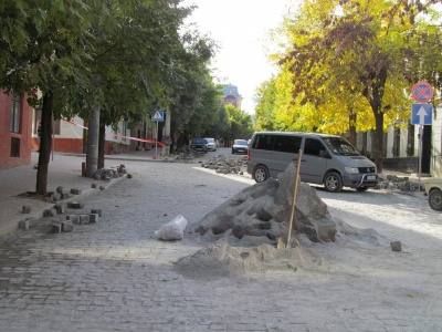 Залишилось докласти кілька бруківок. У Чернівцях завершується ремонт вулиці Богдана Хмельницького