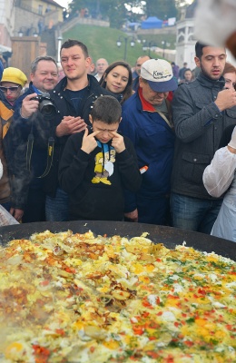 У Чернівцях яєчнею нагодували майже двісті людей (ФОТО)