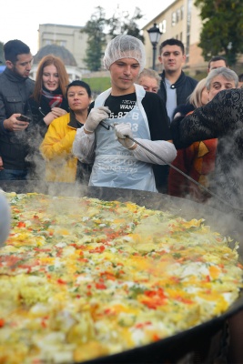 У Чернівцях яєчнею нагодували майже двісті людей (ФОТО)