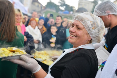 У Чернівцях яєчнею нагодували майже двісті людей (ФОТО)