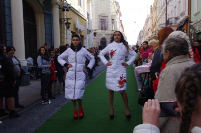 Моделі у Чернівцях демонстрували нову колекцію зимового одягу (ФОТО)