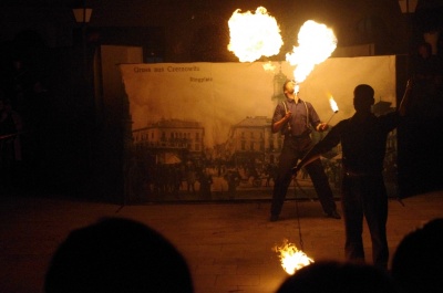 Дихання полум’ям і масштабні бенгальські вогні: у Чернівцях показали видовищне вогняне шоу (ФОТО)
