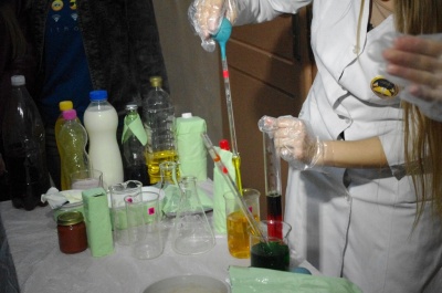 У Чернівцях студенти-хіміки провели благодійний ярмарок харчових продуктів