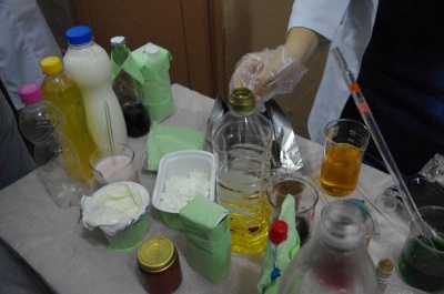 У Чернівцях студенти показали, як можна перевірити свіжість та склад продуктів (ФОТО)