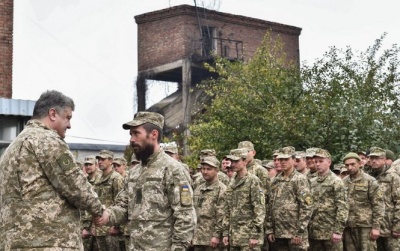 Порошенко в Авдіївці нагородив орденами та медалями 31 військового 