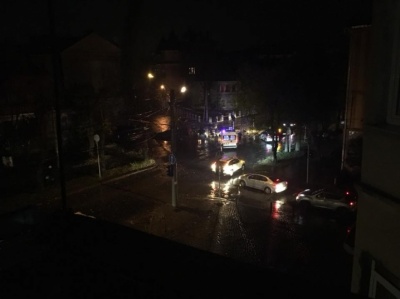 Раптовий буревій у Чернівцях повалив дерева й світлофори: у центрі міста пошкоджено автомобіль (ФОТО)