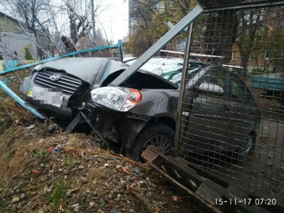 У Чернівцях автомобіль Hyundai на вулиці Чкалова врізався в огорожу: постраждали двоє пасажирок (ФОТО)