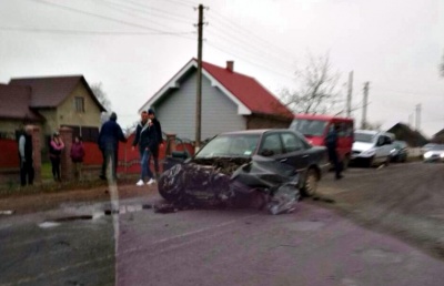 Троє осіб постраждали у зіткненні двох "Мерседесів" на Буковині