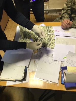 У Чернівцях на хабарі 2 тис доларів затримали заступника військового комісара