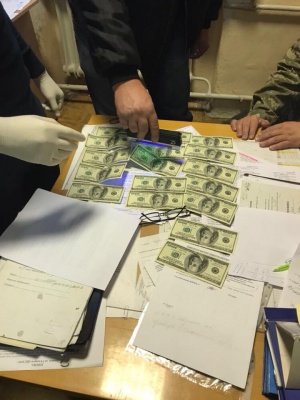 У Чернівцях на хабарі 2 тис доларів затримали заступника військового комісара