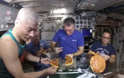 Астронавти МКС приготували піцу в невагомості