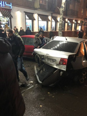 У Чернівцях у ДТП постраждали кілька авто, між водіями зав’язалась сутичка, - свідки