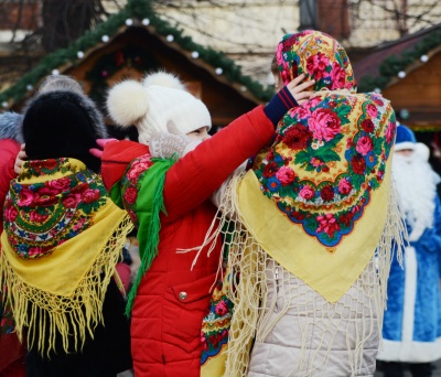 У Чернівцях дітлахів розважали новорічними хороводами на Соборній площі (ФОТО)