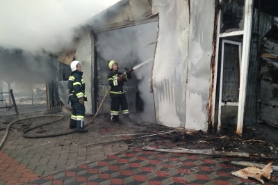 У Чернівцях рятувальники ліквідували пожежу в цеху з виробництва батарей