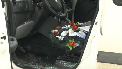 У Чернівцях невідомі особи побили автомобіль місцевого підприємця й залишили на сидінні похоронний вінок