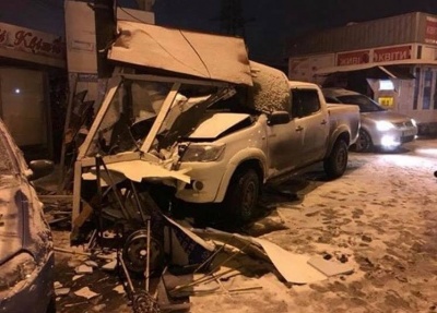 У Чернівцях позашляховик розтрощив будку з паркувальником на Калинівському ринку: постраждалих немає