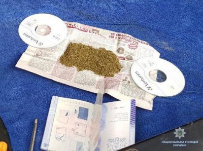 На Буковині поліція затримала іноземця, в якого виявили марихуану