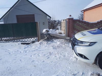 У Чернівецькій області «Фольксваген» з єврономерами збив електроопору, залишивши без світла частину райцентру