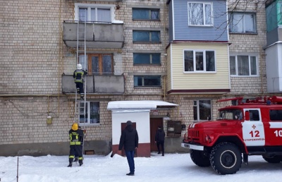 На Буковині рятувальники звільнили немовля із зачиненої квартири (ФОТО)