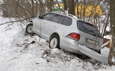 ДТП у Чернівцях: біля Калинівського ринку автівка злетіла в кювет