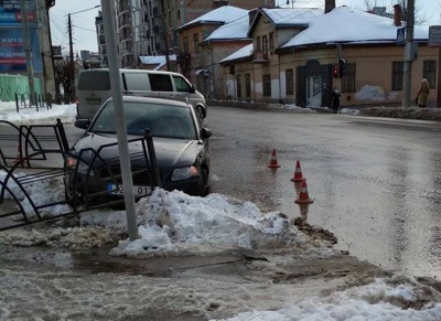 У Чернівцях зіткнулись вантажівка і легковик: постраждала огорожа