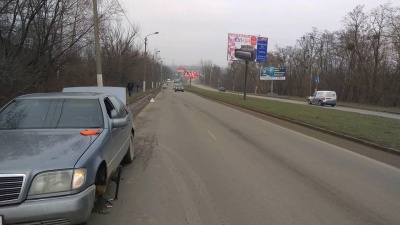 У Чернівцях біля Калинівського ринку автомобіль в'їхав у яму і залишився без колеса (ФОТО)