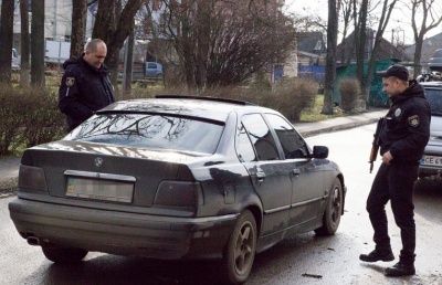 Різко гальмував і «палив» гуму. На Буковині поліція затримала п’яного водія BMW, який неадекватно поводився на дорозі