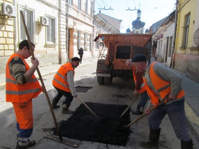 У Чернівцях стартував ямковий ремонт доріг: першими латають центральні вулиці