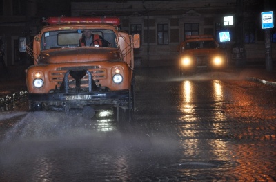 У Чернівцях комунальники почали нічне миття вулиць