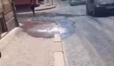 На Університетській в Чернівцях б'є фонтан з каналізаційного люка - відео