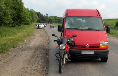 На Буковині мікроавтобус врізався у мотоцикл: водію «буса» стало зле за кермом